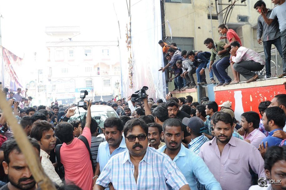 Prabhas-Watches-Baahubali-at-Sudharshan-Theatre